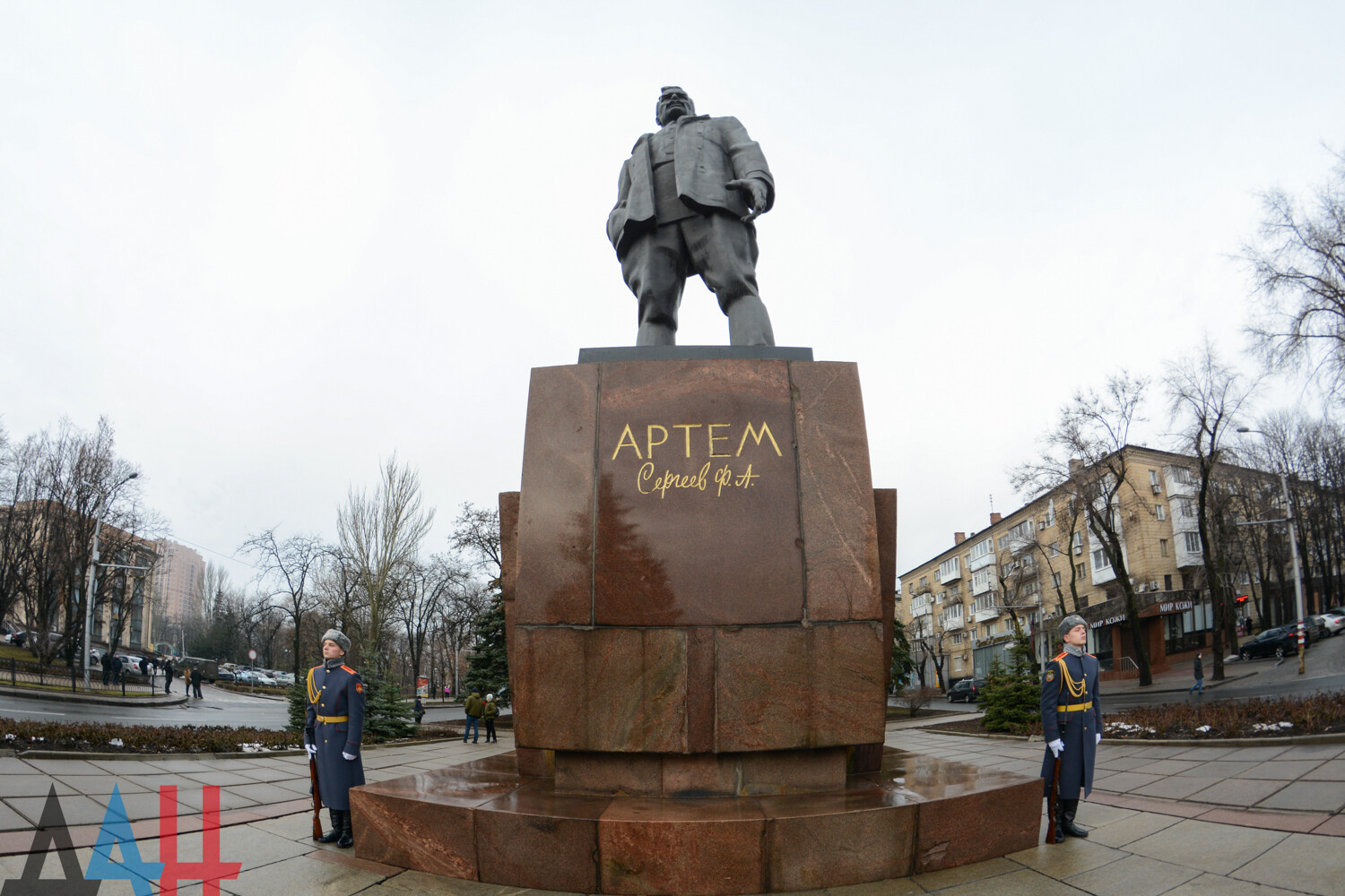 Пам. Памятник Артёму в Донецке. Памятник Артёму по улице артёма, Донецк. Артем Донбасс памятник. Памятник Артему Сергееву в Киеве.