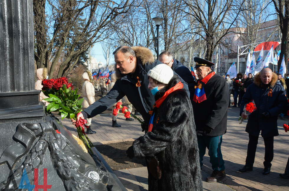 Памятник Гринкевичу в Донецке. Памятник Гурову. Освобождение Донбасса нижней Крынки. Группа музыкантов освобождавшие Домбас.