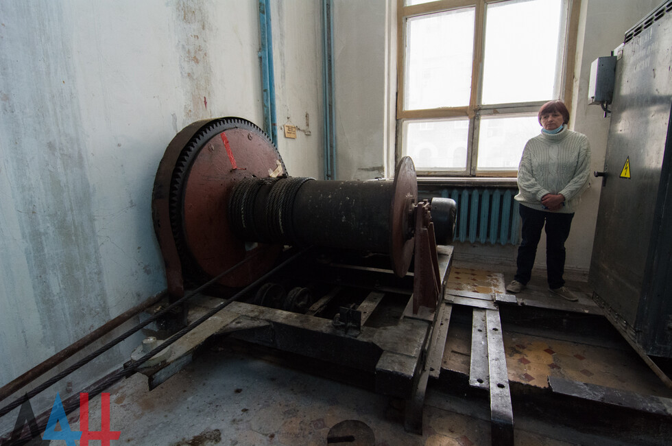 Механизм, открывающий пожарный занавес