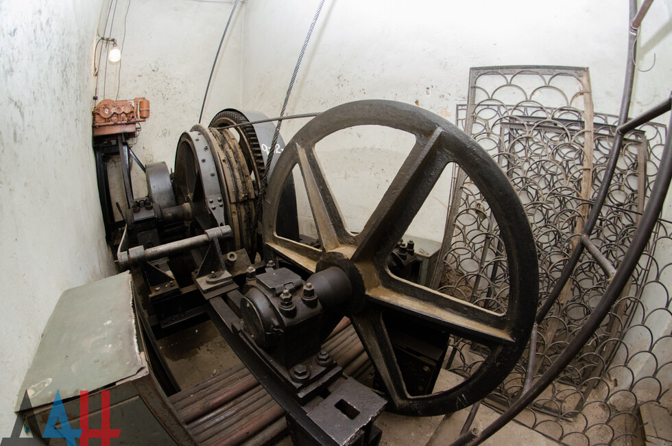 Механизм, приводящий в движение поворотный круг на сцене театра