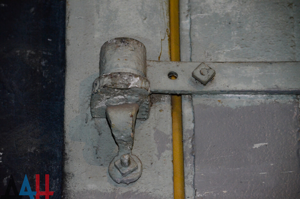 Металлические двери "кармана" сцены, созданные во времена оккупации Сталино немецко-фашистскими захватчиками