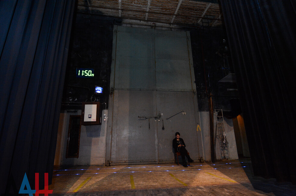 Металлические двери "кармана" сцены, созданные во времена оккупации Сталино немецко-фашистскими захватчиками