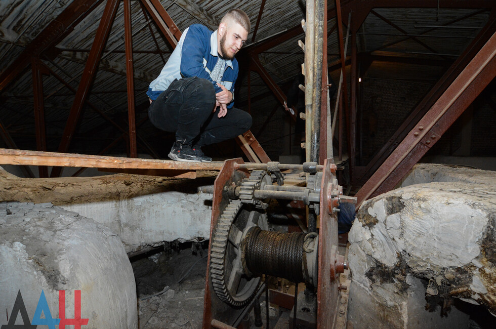 Подъемный механизм главной люстры театра