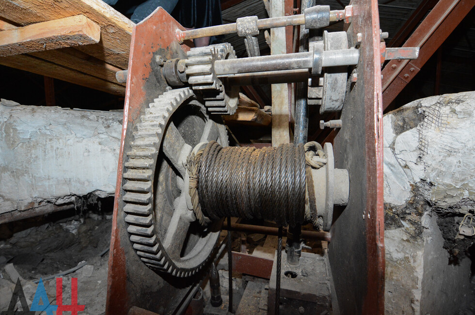 Подъемный механизм главной люстры театра