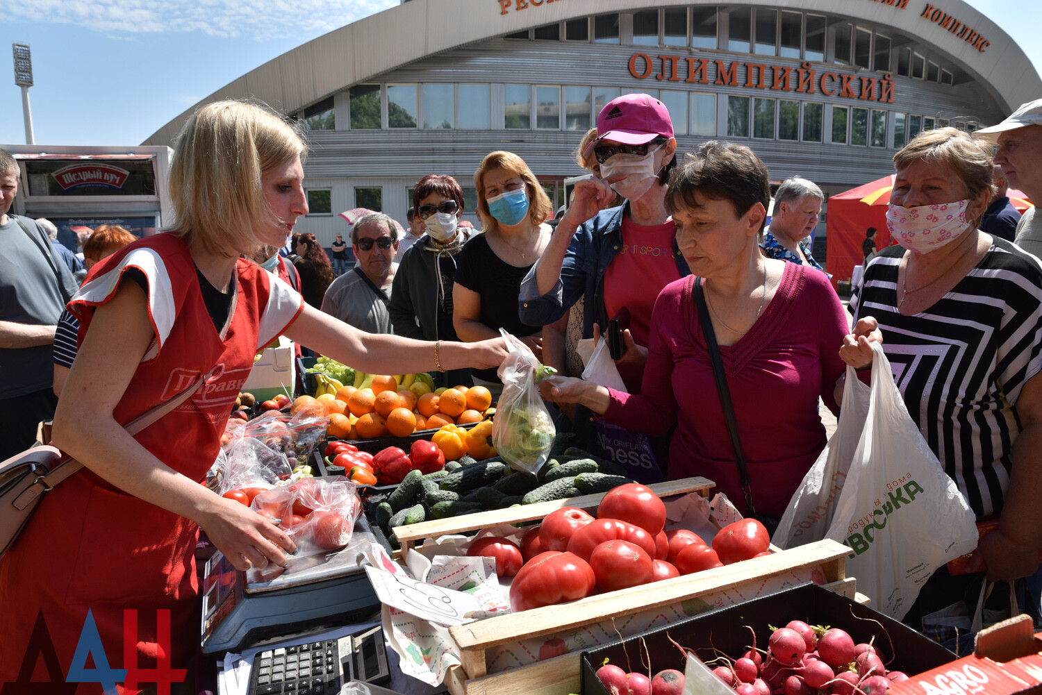 Продуктовая ярмарка в Донецке: какие цены, и за чем стоят в очереди -  Статьи - ДАН