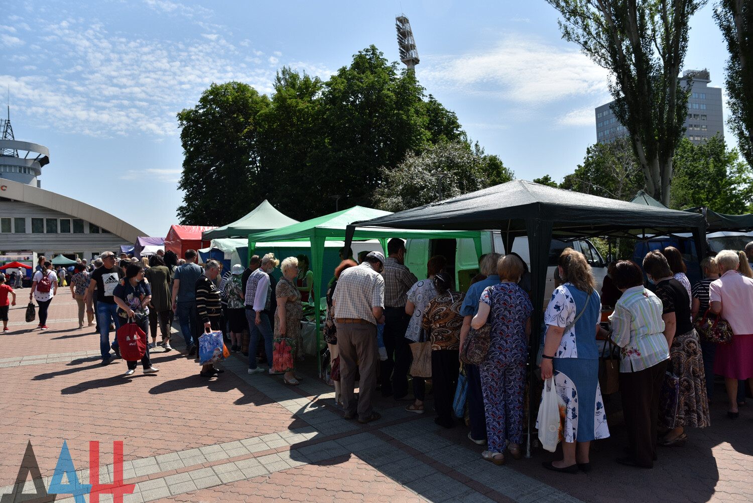 Продуктовая ярмарка в Донецке: какие цены, и за чем стоят в очереди -  Статьи - ДАН