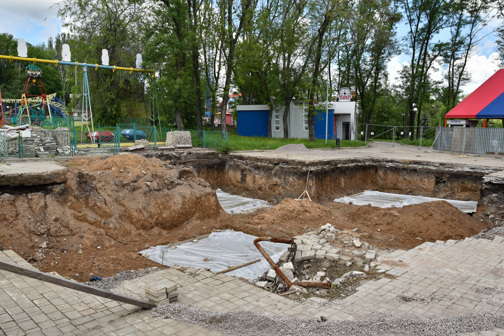 В Донецке начата заливка фундамента под новое колесо обозрения (ФОТО) -  Общество - ДАН