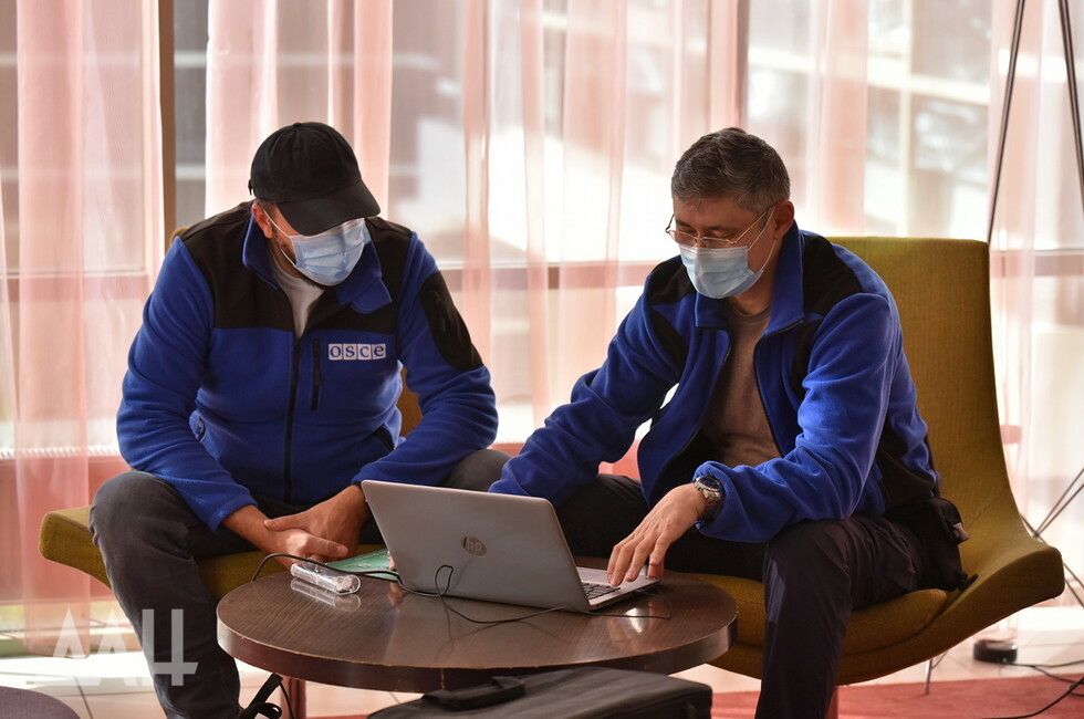 На фото сотрудники СММ ОБСЕ в холле гостиницы Park Inn