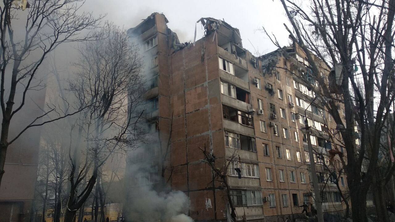 В спальном районе Донецка прямым попаданием артснаряда частично разрушено  два этажа многоэтажки - Происшествия - ДАН