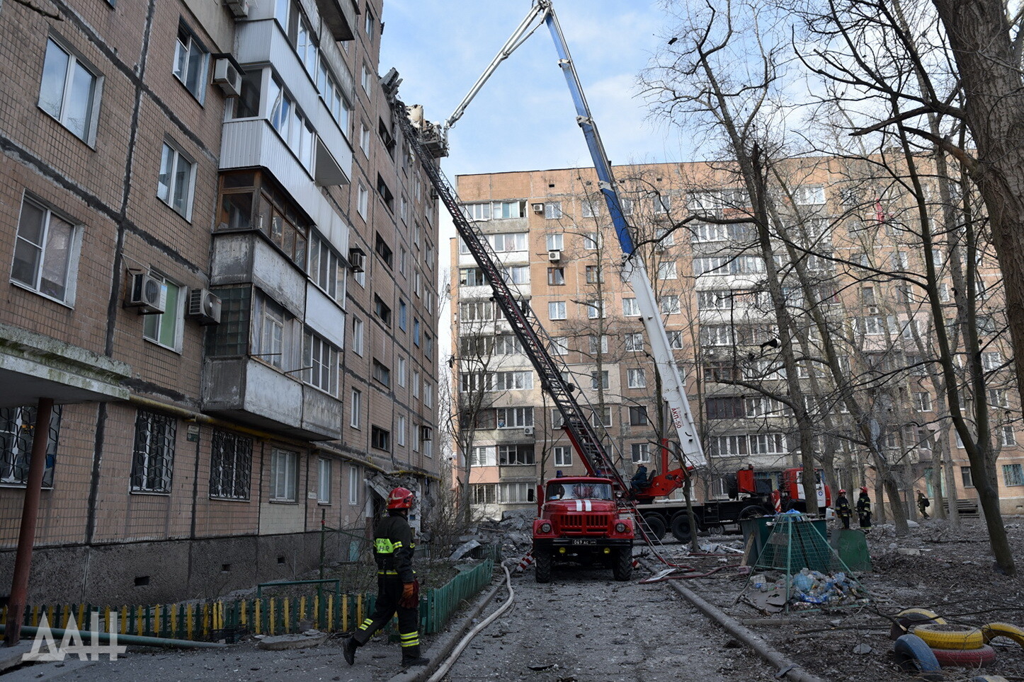 В донецкой многоэтажке обстрелом повреждены или разрушены квартиры с 3 по 9  этажи - Происшествия - ДАН