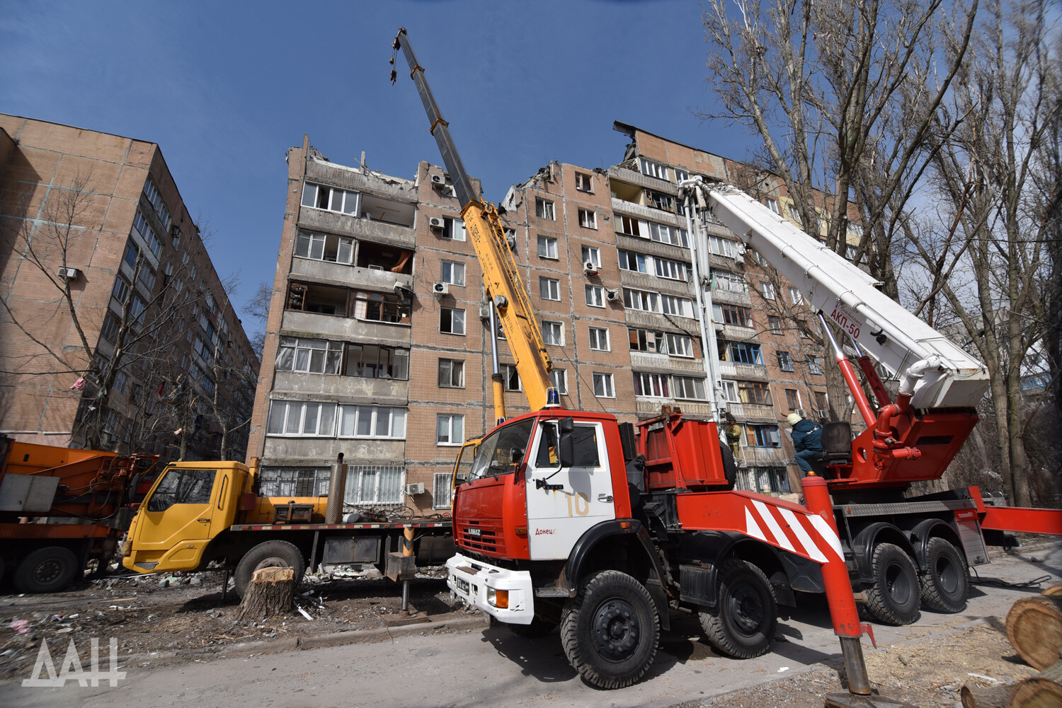 Минстрой сообщил, что все жильцы из частично разрушенного дома в Донецке  будут эвакуированы (ФОТО) - Фоторепортажи - ДАН