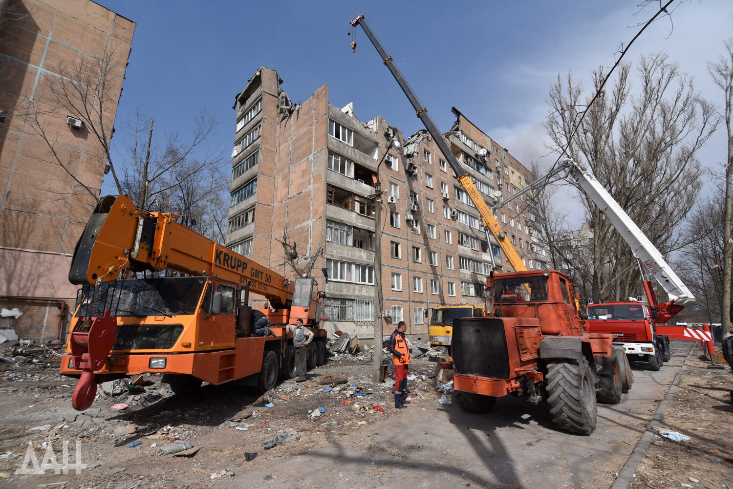 Минстрой сообщил, что все жильцы из частично разрушенного дома в Донецке  будут эвакуированы (ФОТО) - Фоторепортажи - ДАН