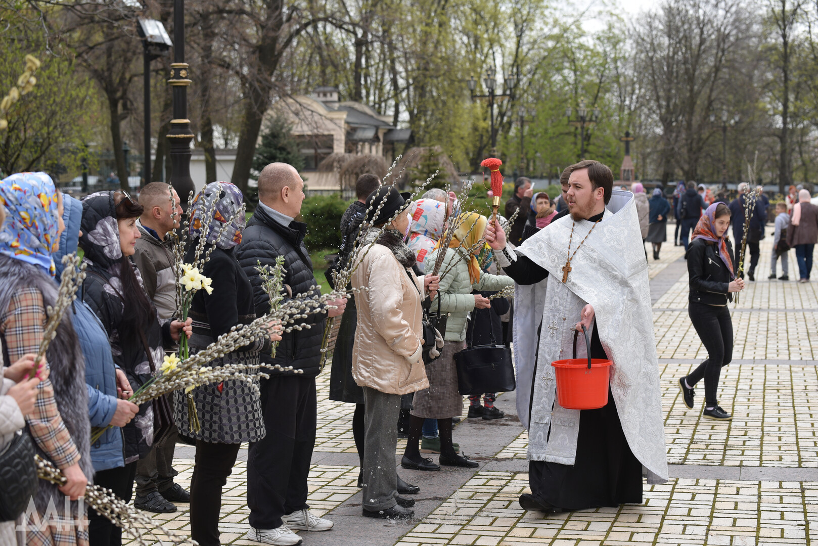 Вербное воскресенье сходить на кладбище. Церкви Донбасса лучшую. Ритуалы на Вербное воскресенье. Церковь 16 Донецк. Донбасс храм обстрелян.