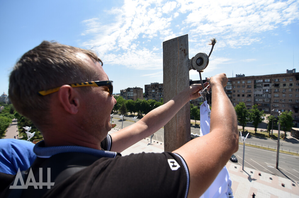 Поднятие флага РФ в Мариуполе в 2022 году