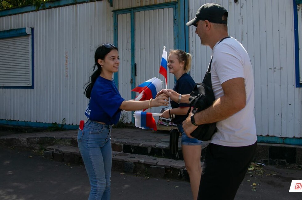 Раздача флагов РФ в Шахтерске