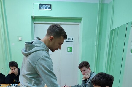 Знаменитый гроссмейстер Сергей Карякин сразился с юными шахматистами Республики - Спорт