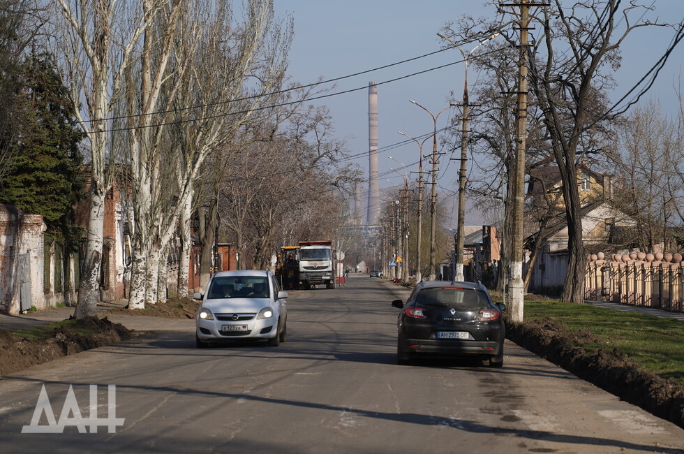 А это одна из самых старых улиц города - улица Семенишина (в XIX веке носила название Малая Садовая). Названа в честь местного жителя, командира авиаполка, Героя СССР, погибшего в годы ВОВ.