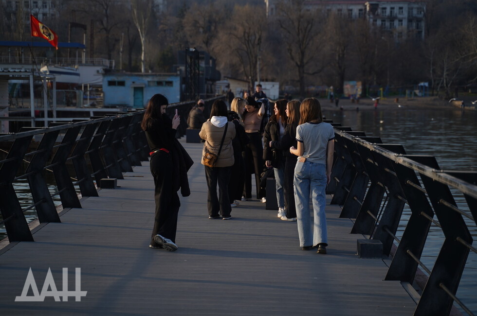 Молодежь предпочитает собираться на пирсе.