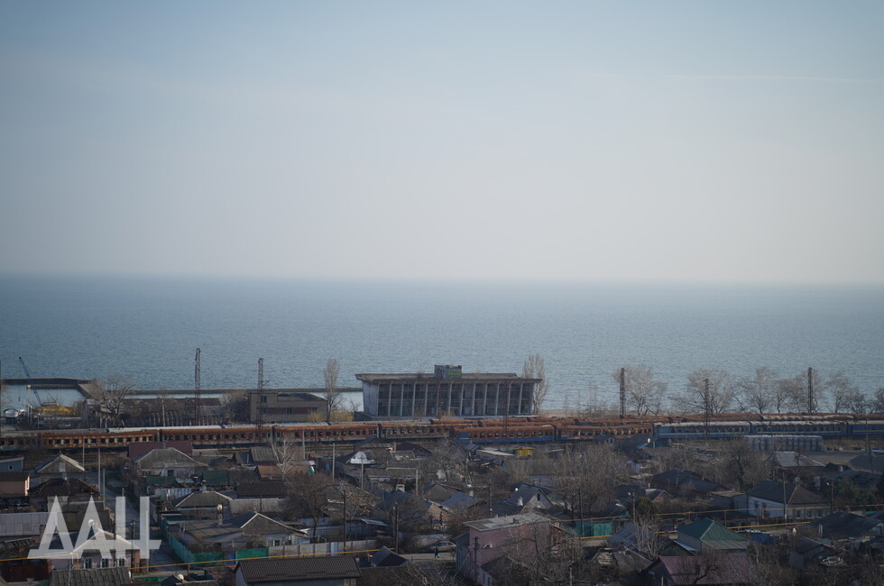 Начинаем в Приморском районе. Здесь открывается вид на Азовское море.