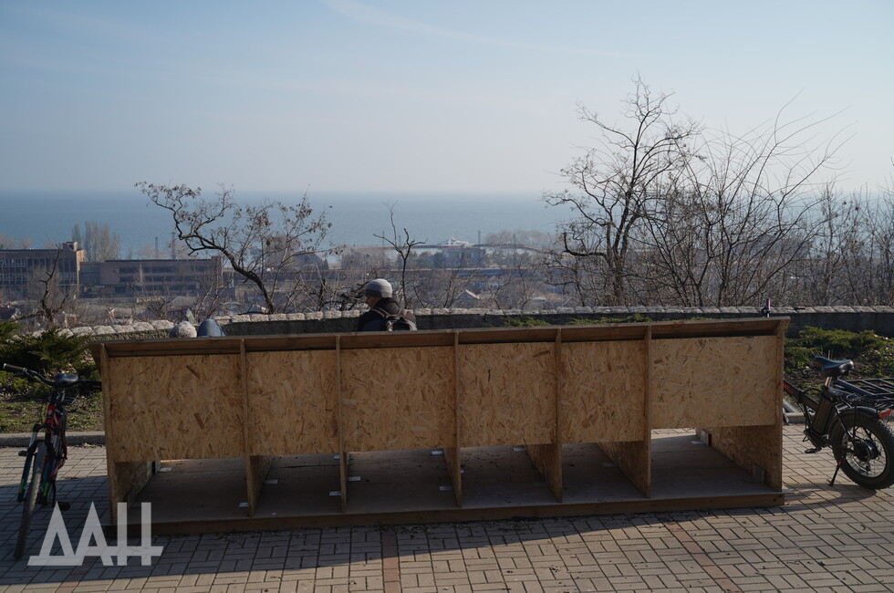 В городском парке установлены лавочки с видом на район и море.