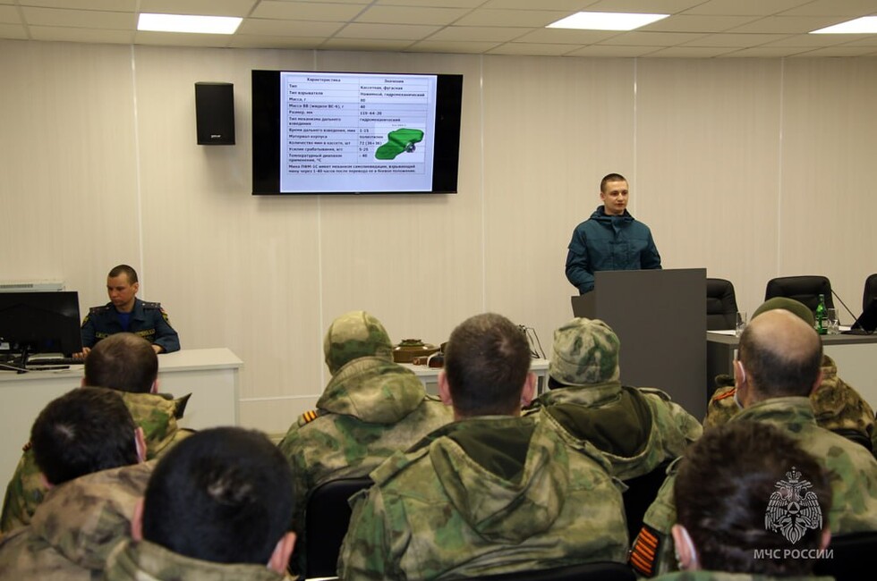 Сотрудники МЧС ДНР провели мастер-класс по разминированию для бойцов Росгвардии