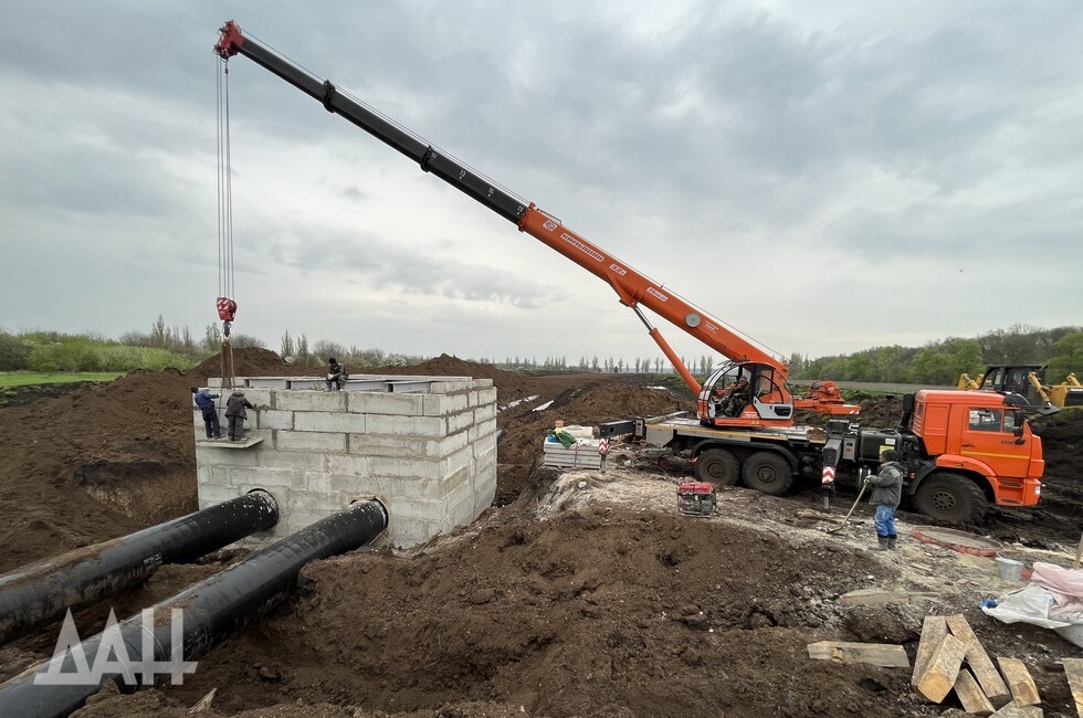 В Докучаевске завершают обновление водовода протяженностью 1,2 км
