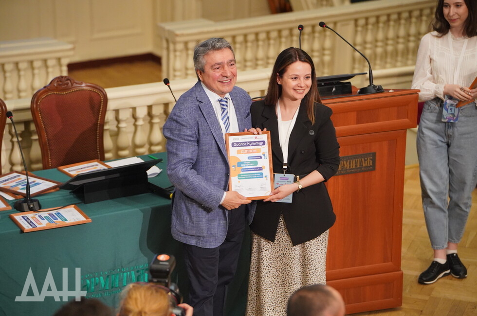 Журналист ТК "Юнион" Анна Дорофеева на награждении фильма о Саур-Могиле