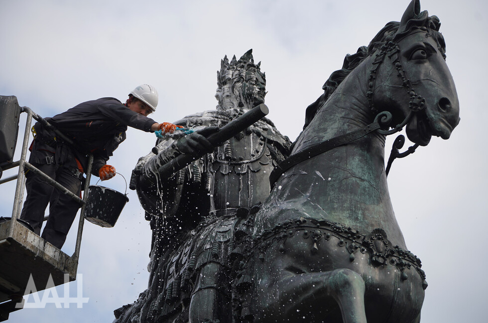 Промывка памятника Петру I у Михайловского замка