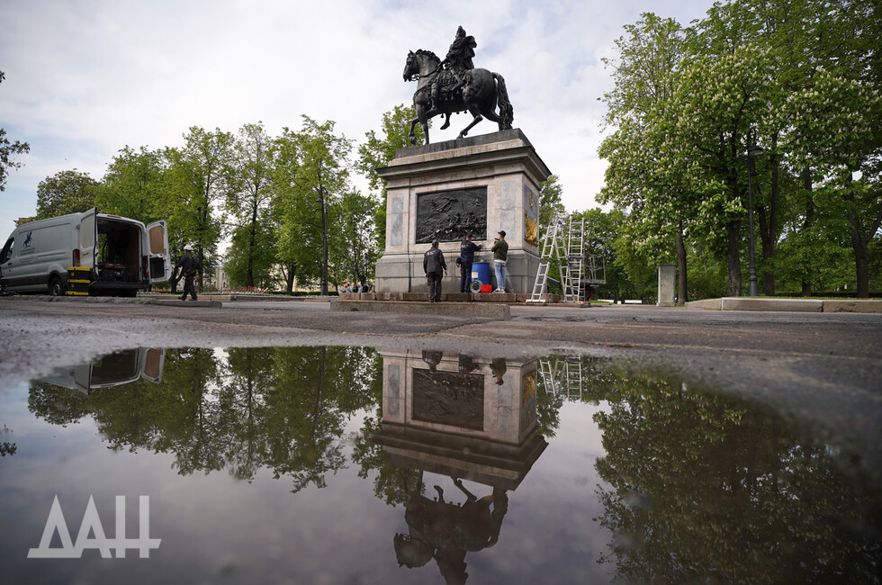 Промывка памятника Петру I у Михайловского замка