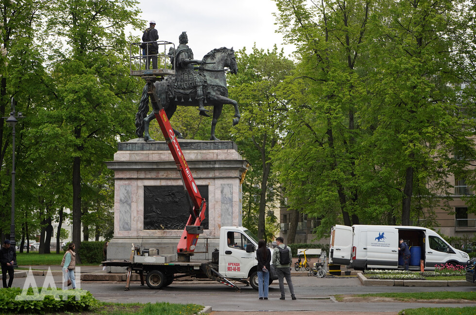 Промывка памятника Петру I у Михайловского замка
