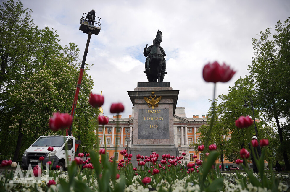 Промывка памятника Петру I у Михайловского замка