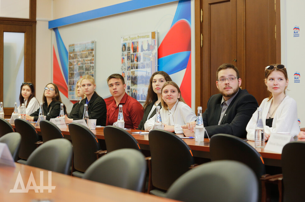 Экскурсии и специфика работы депутатов: школьники из новых регионов в Мосгордуме