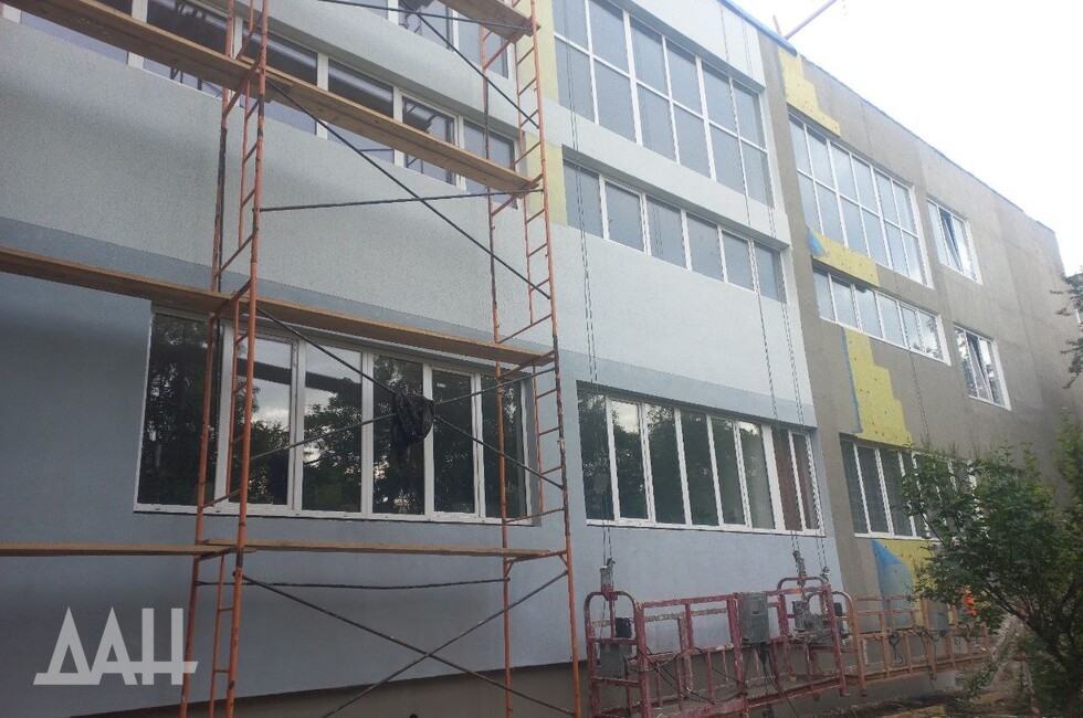 В единственной гимназии Шахтерска начались работы по ремонту фасада