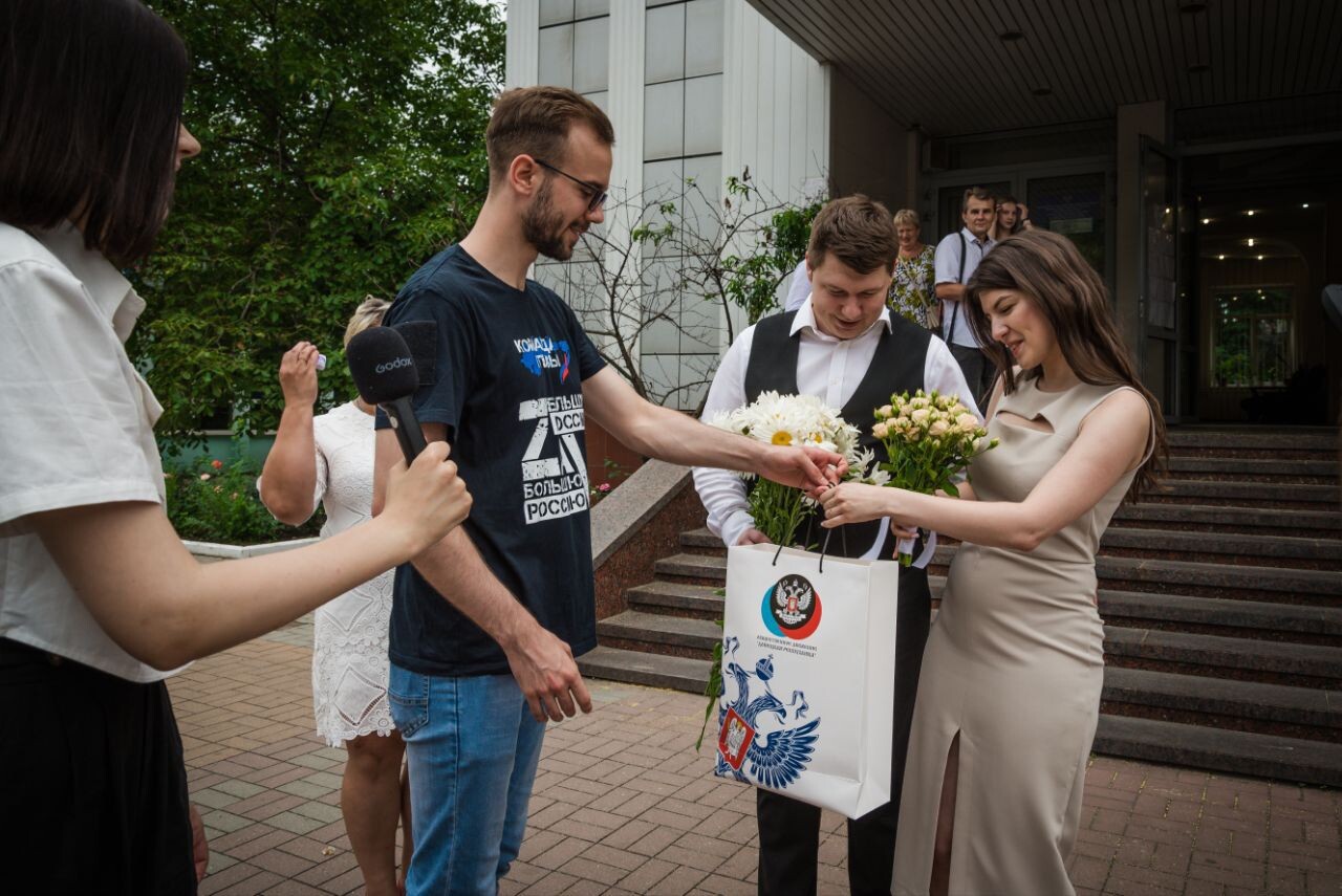 В главном ЗАГСе Донецка общественники вручили всем молодоженам цветы и  подарки - Общество - ДАН