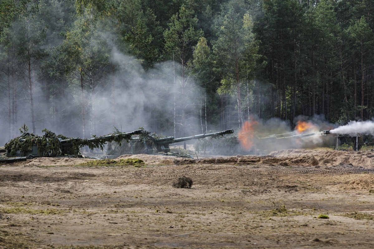 Нападение обороняющихся. Минобороны артиллерия. Военная техника в Донецке. Мариуполь сегодня фото.