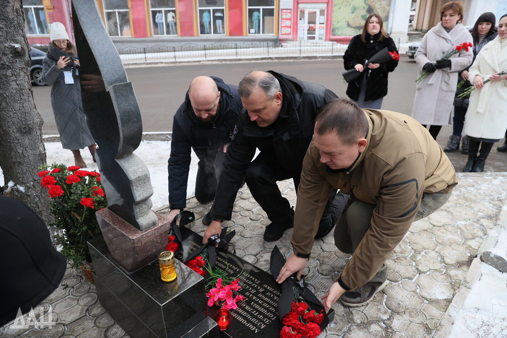 В Донецке возложили цветы к мемориалу погибшим от обстрела в Боссе -  Эксклюзив - ДАН