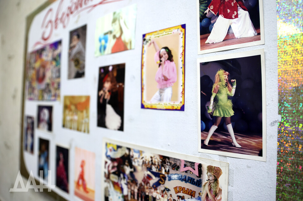 На снимке справа в зеленом платье - Маргарита Овсянникова (MARGO). Фото: Донецкое агентство новостей