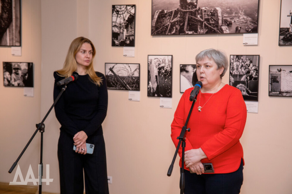 Режиссер и продюсер Александра Франк и главный хранитель музея Валерия Каграманова. Фото: Донецкое агентство новостей