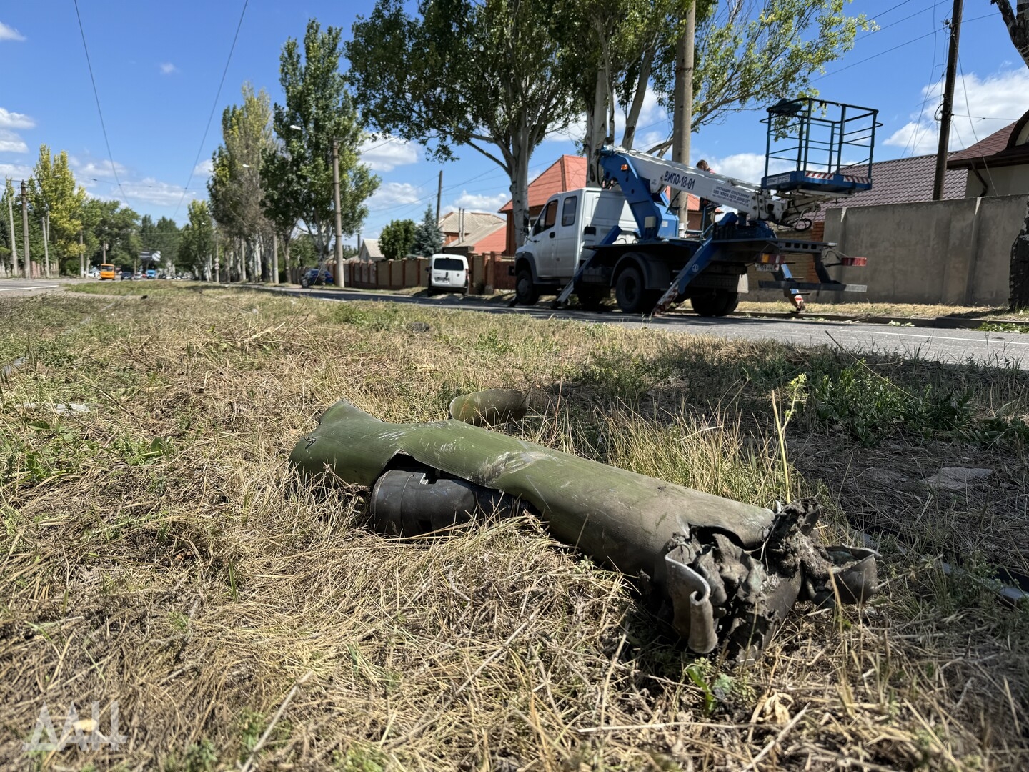 Фото: снаряд украинских боевиков попал в дорогу на юге Донецка -  Происшествия - ДАН