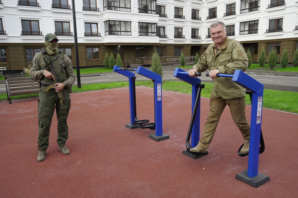 С бывшим мэром Мариуполя Константином Иващенко нас связывают двухлетняя дружба и сотрудничество. Минуты отдыха на спортивной площадке, лето 2022 года. Фото предоставлено Сергеем Венявским