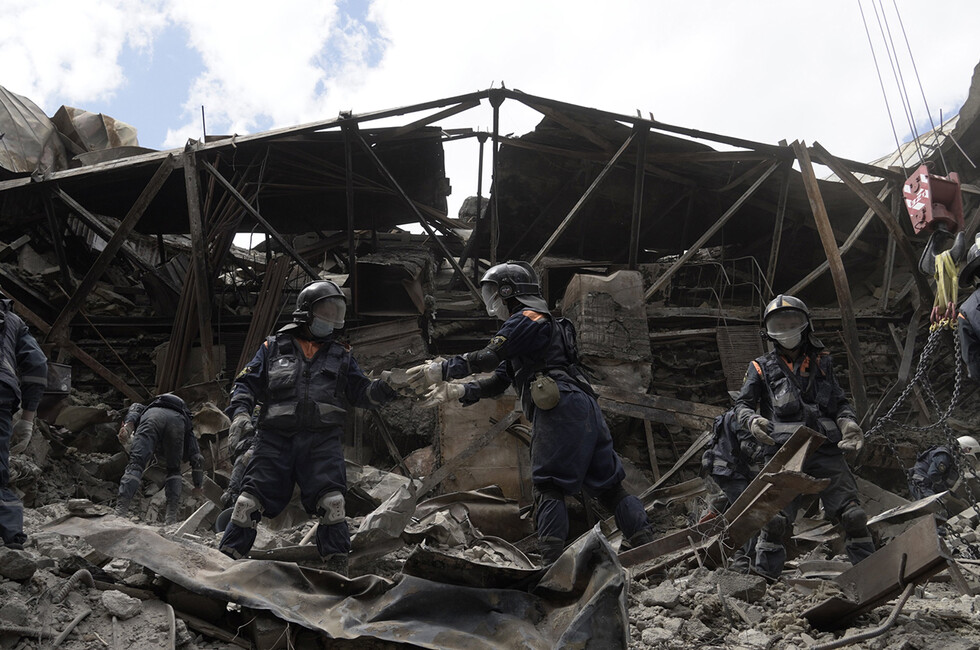 Спасатели из Невского спасательного центра МЧС России разбирают завалы внутри Драмтеатра в Мариуполе. Фото предоставлено Сергеем Венявским