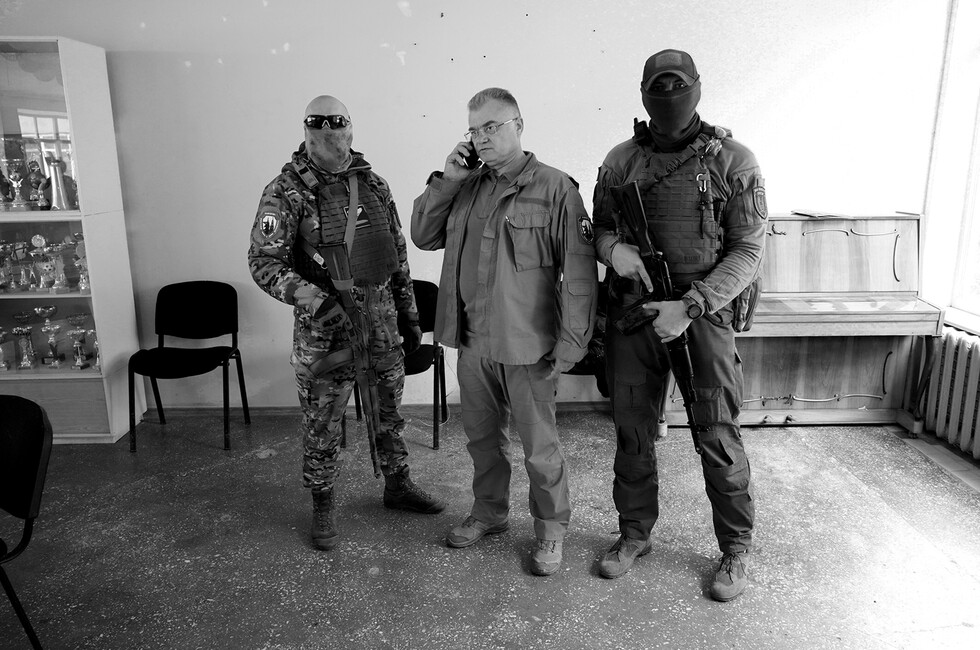 Экслюзивный кадр, референдум 2022 года. Константин Иващенко в окружении охраны на одном из участков голосования в Мариуполе. Фото предоставлено Сергеем Венявским