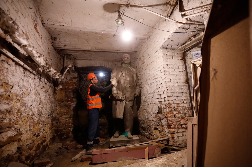 Спасенный от разрушений монумент Владимиру Ленину в одном из подвалов Мариупольского краеведческого музея. Фото предоставлено Сергеем Венявским