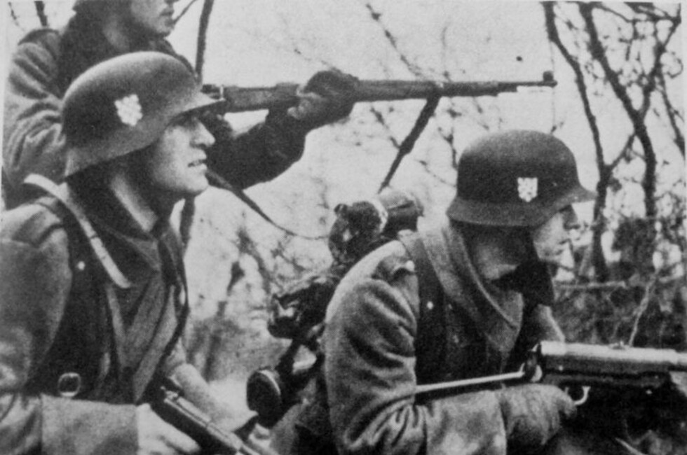 Солдаты 369-го усиленного полка в составе 100-й егерской дивизии вермахта в районе Сталино (Донецка). Фото: Rolf-Dieter Müller.