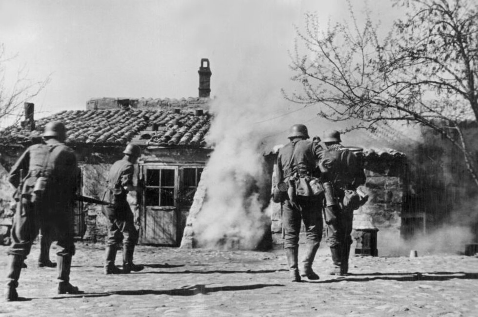 Немецкие солдаты зачищают дом, где укрылись красноармейцы в селе под Сталино (Донецком). Фото: Waralbum.ru/Цюндорф (Zündorf)