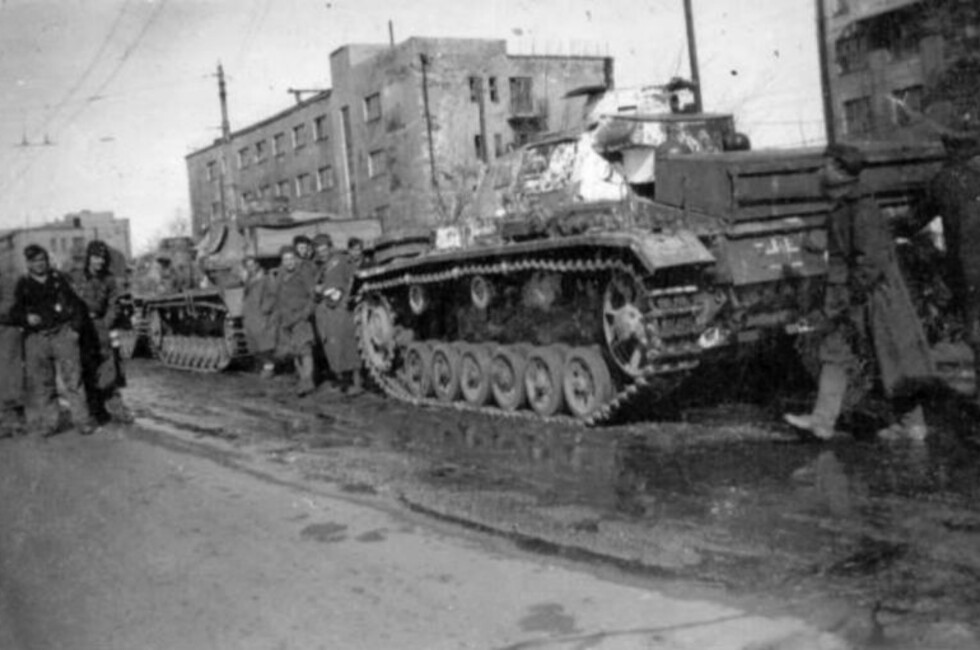 Немецкие танки Pz.Kpfw.III и Pz.Kpfw.IV на улице Артема в районе Студгородка в оккупированном Сталино (Донецке). Фото: www.donjetsk.com