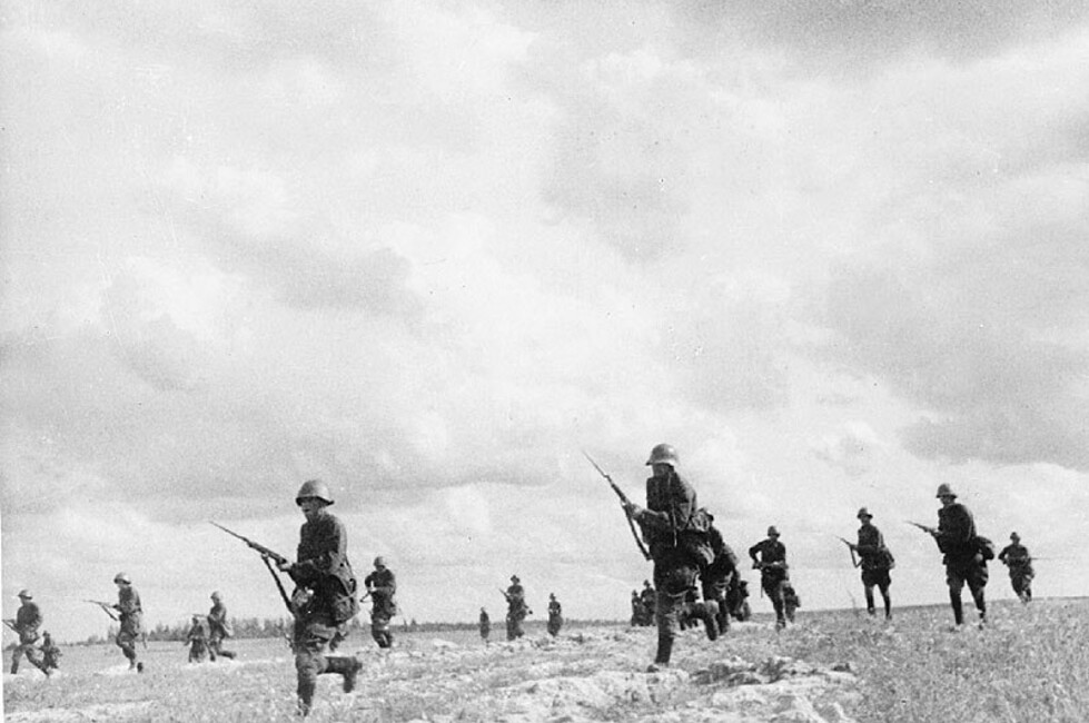 Контратака красноармейцев в районе Сталино (Донецк), 1941 год. Фото: Pravmir.ru/Общественное достояние