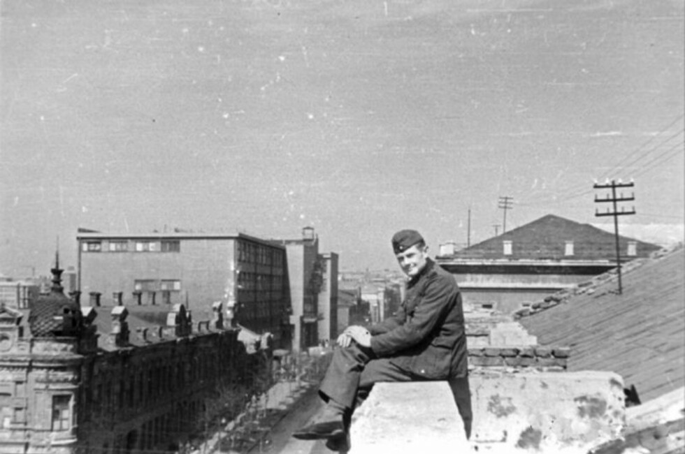 Немецкий солдат на крыше дома на углу улицы Артема и Садового проспекта в оккупированном Сталино (Донецке). Фото: Waralbum.ru/Общественное достояние