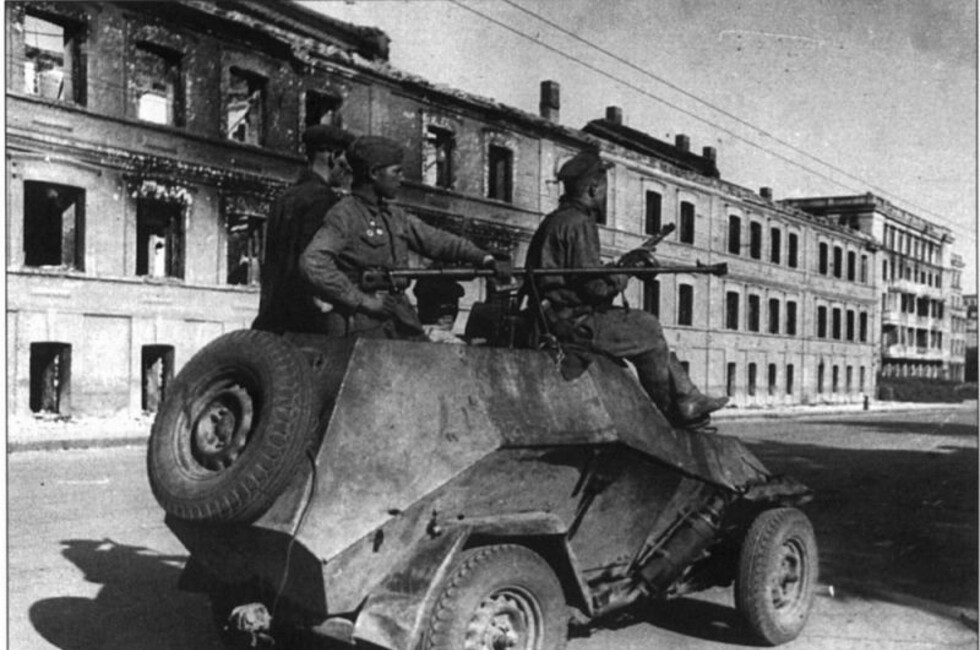 Советский бронеавтомобиль БА-64 с солдатами. Фото: Waralbum.ru/Общественное достояние