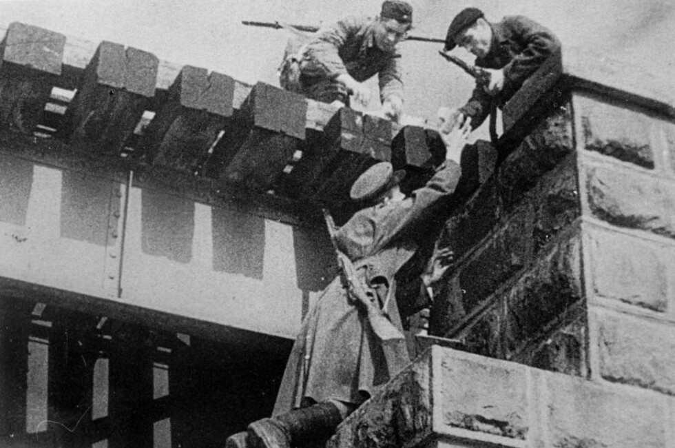 Советские партизаны готовят подрыв моста. Фото: Waralbum.ru/Общественное достояние